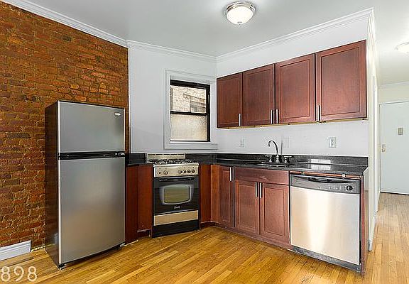 2nd image of 262 Saint James Pl APT 4C
