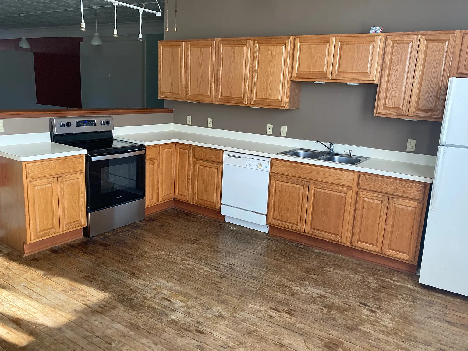 3 bed, 3000 sqft, $1,200 — Photo 2
