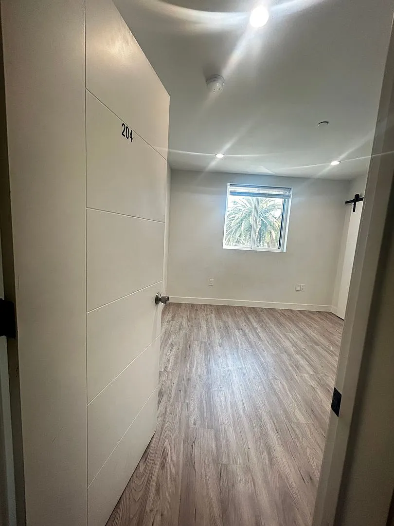 Private Bedroom w Personal Bathroom & Shower, shared student-oriented space — Photo 3