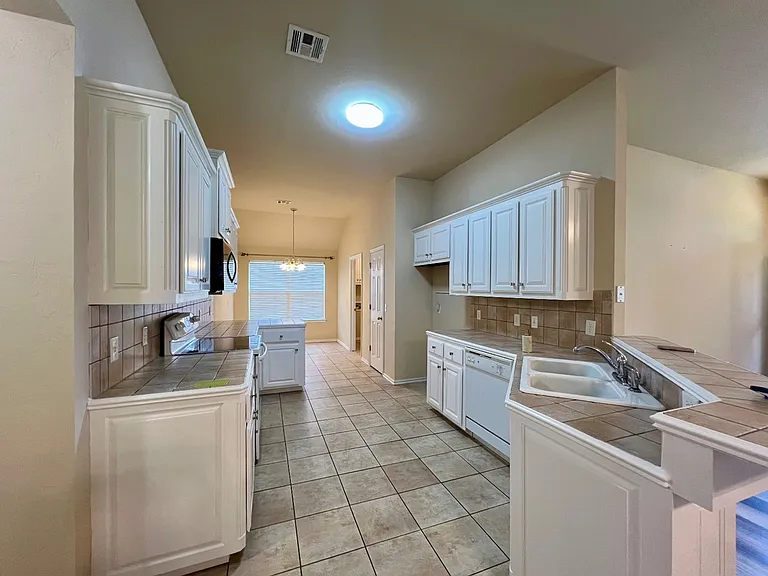 2205 SW 93rd St — Photo 9
