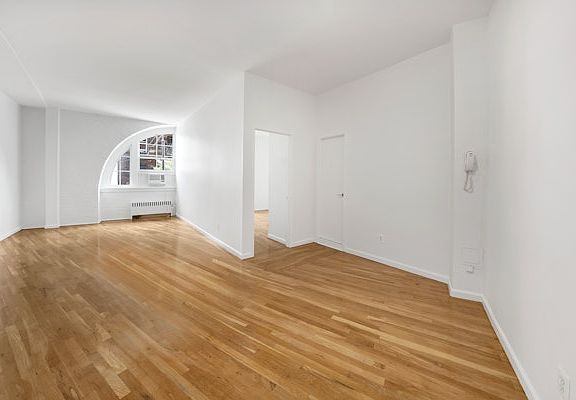 3rd image of 720 Greenwich St APT 2S