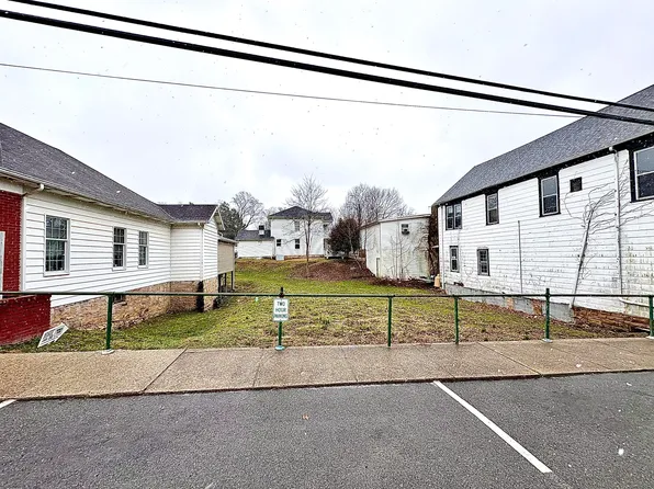 38 E Maple Ave, Fayetteville, WV 25840