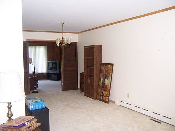 2nd image of 707 N Rainbow Dr