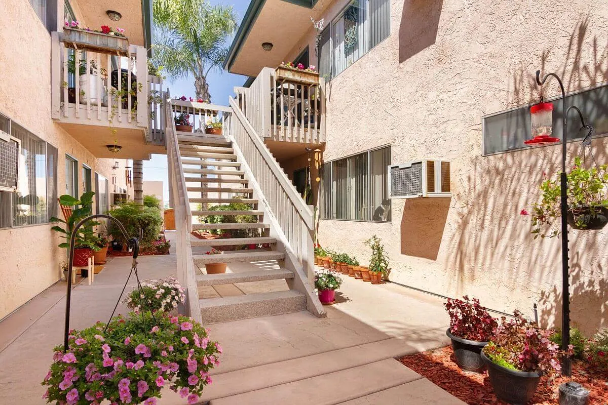 The Carlton Ridge Apartments — Photo 2