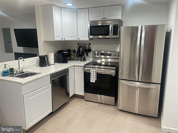 4th image of 906 I St SE #1