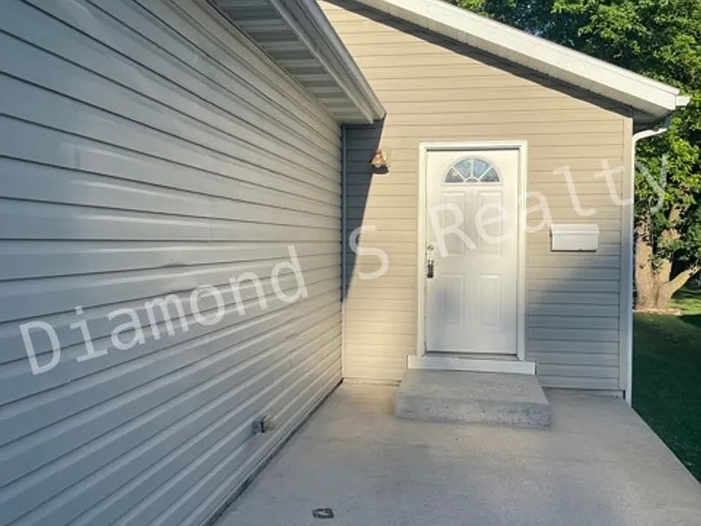 2313 N Rogers Ave — Photo 4
