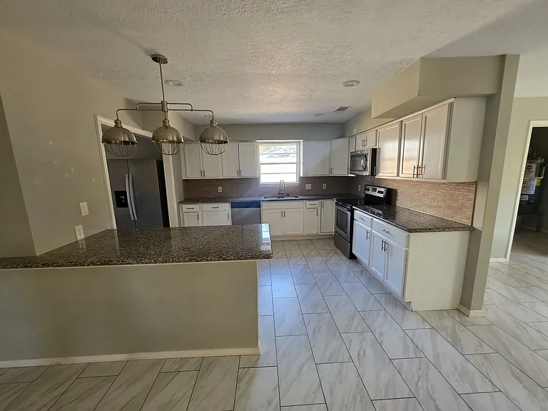 1127 Klamath Ln — Photo 10
