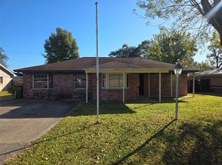 1045 Vine Dr, Angleton, TX 77515