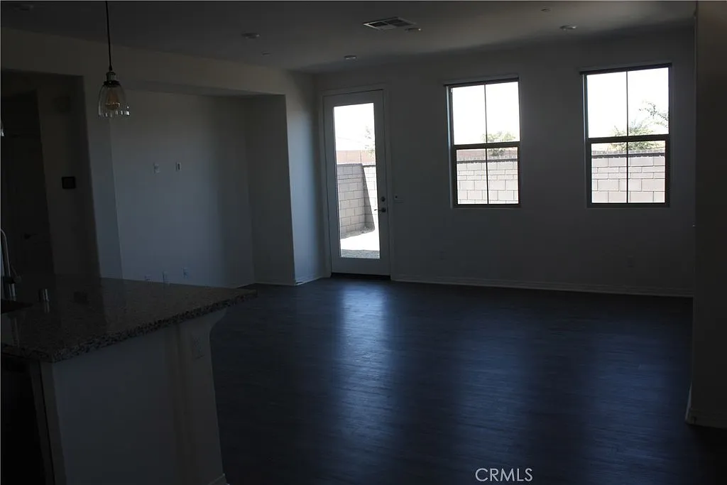 3 bed, 2.5 bath, 1962 sqft, $4,950 — Photo 4