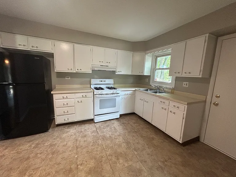 1716 Maple Ln — Photo 4