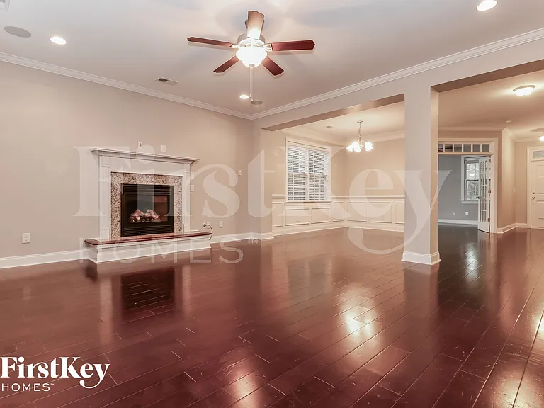 373 Fox Ridge Ln — Photo 2