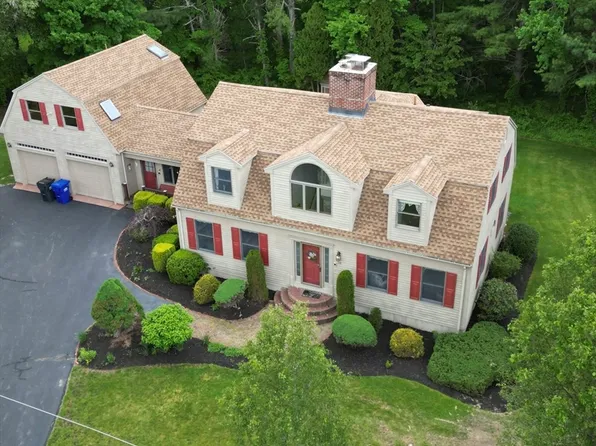 10 Hunters Dr, Bridgewater, MA 02324