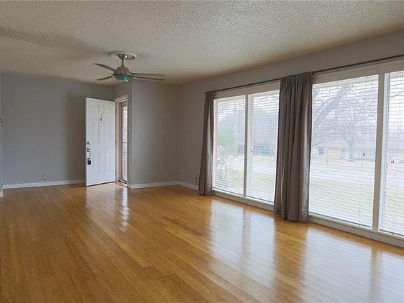 3rd image of 1402 Hillcrest Blvd