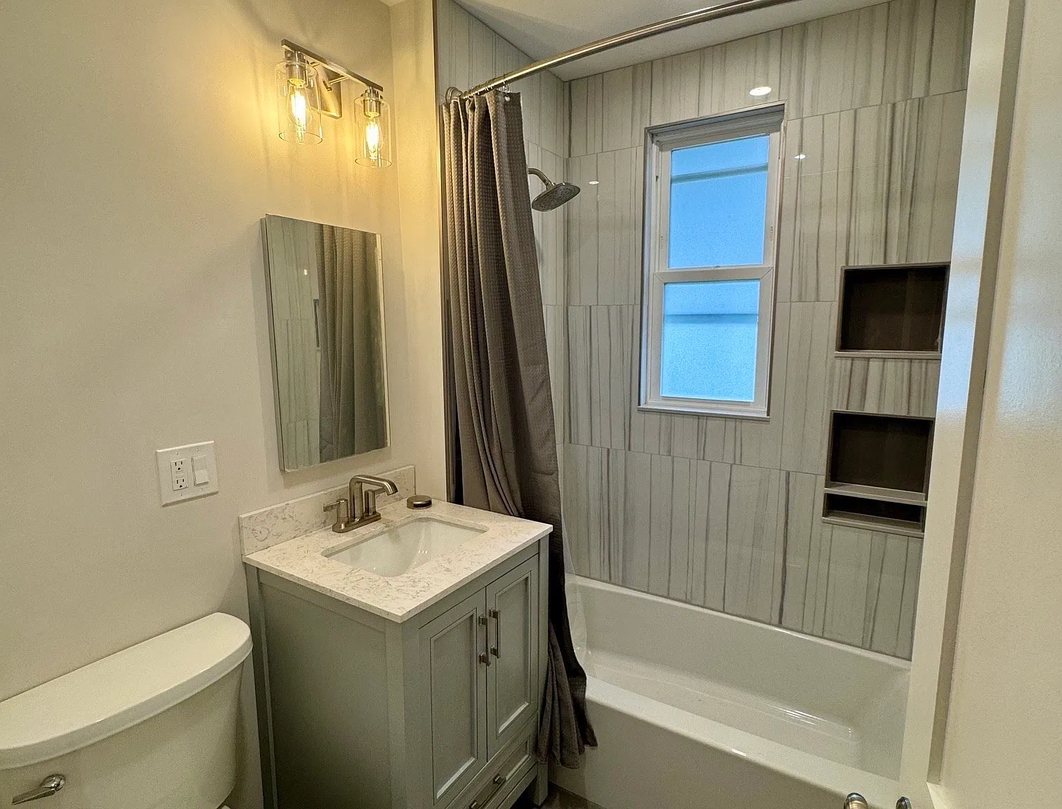 3 bed, 1.0 bath, 1100 sqft, $3,100 — Photo 3
