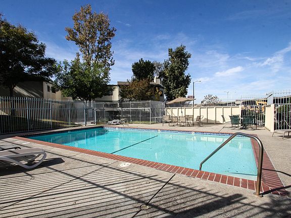 4th image of 10502 Sunland Blvd Unit 3