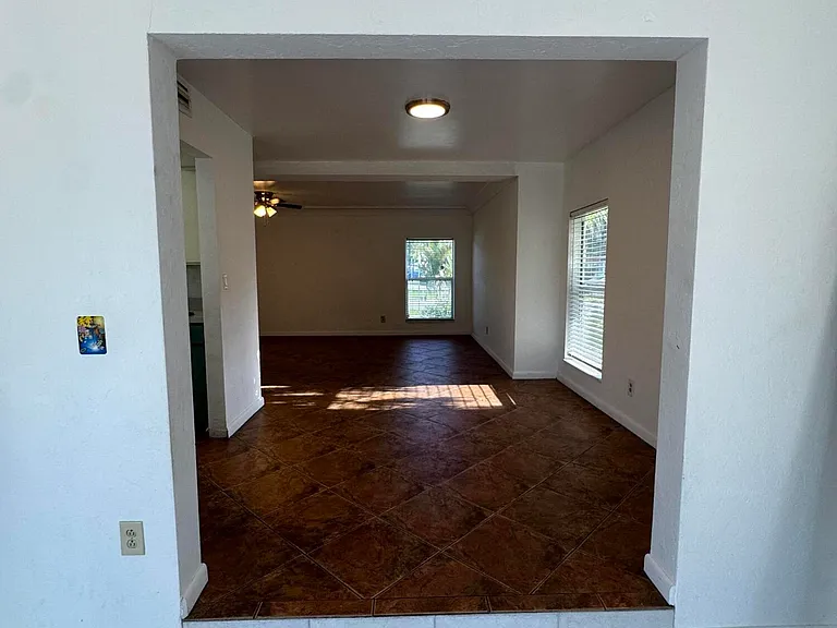 7816 NW 70th Ter — Photo 10
