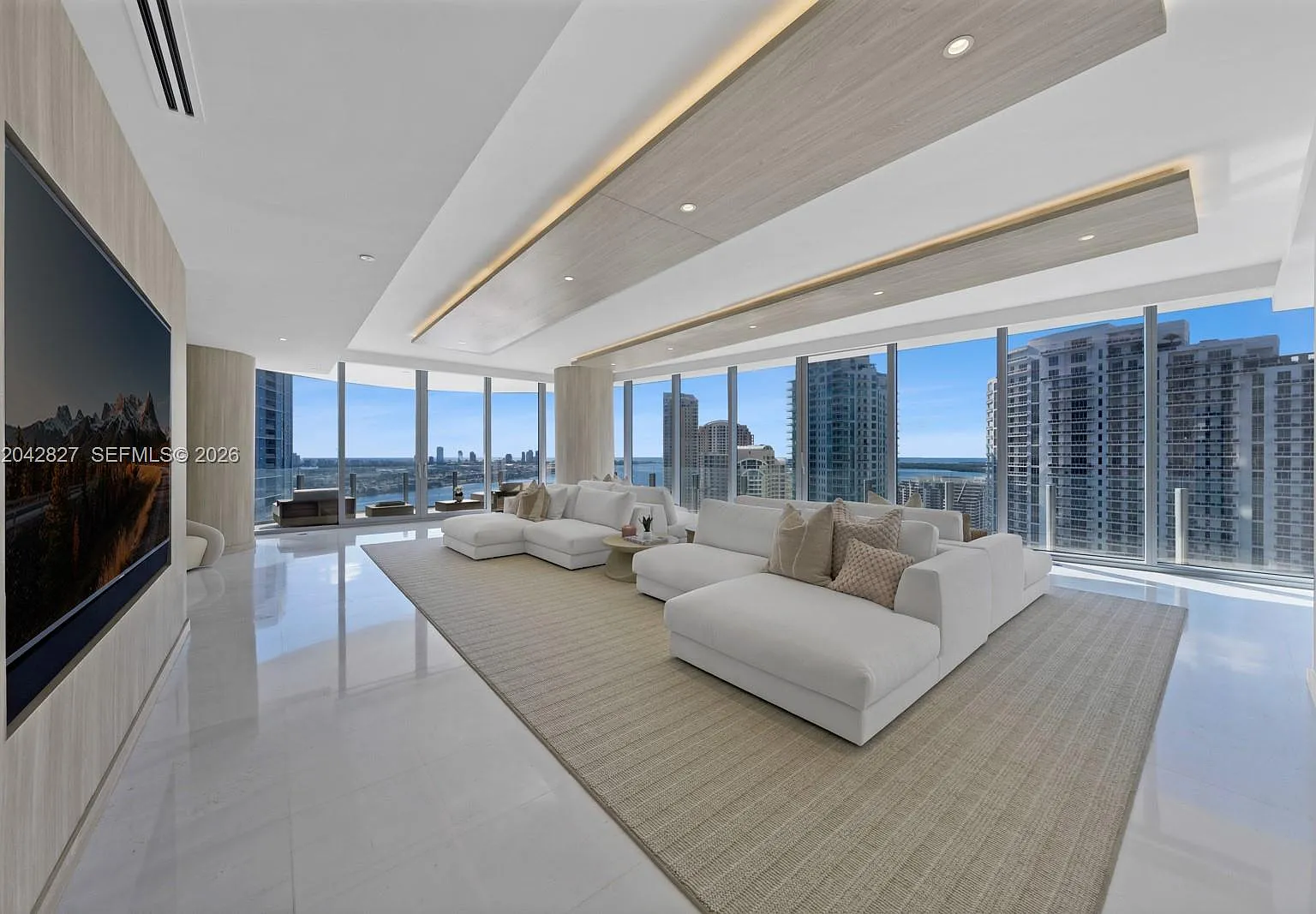 5 bed, 5.5 bath, 3978 sqft, $45,000 — Photo 2