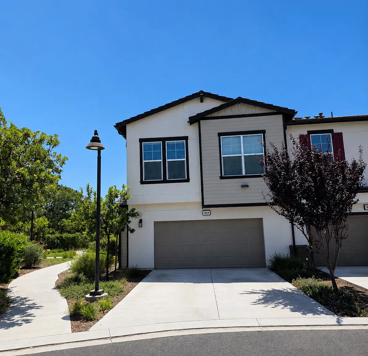 4 bed, 2.5 bath, 2214 sqft, $4,700 — Photo 2