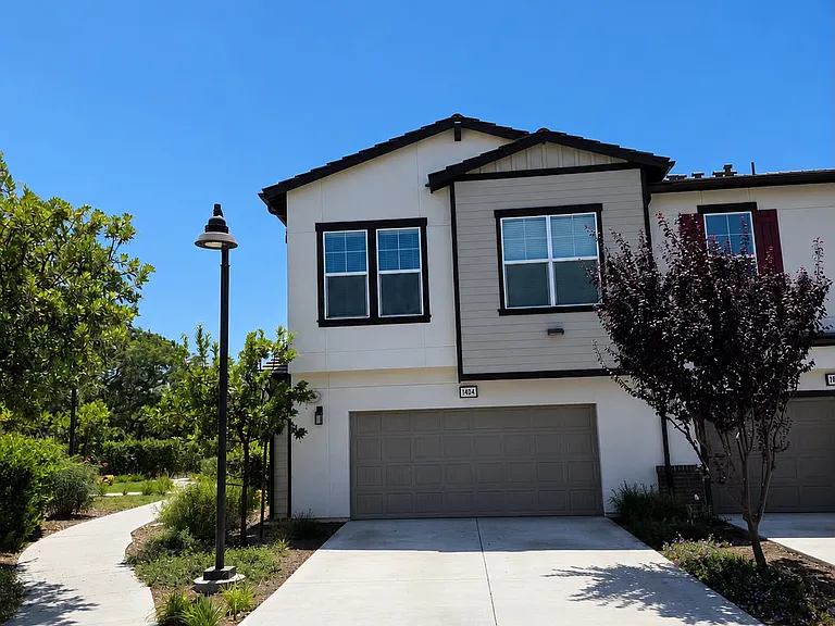 140 Farmhouse Dr #4 — Photo 2