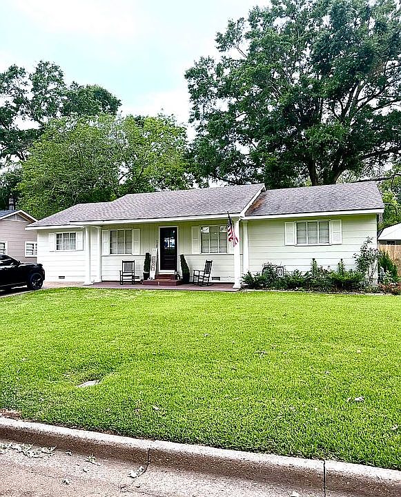 1st image of 100 Willow Ct