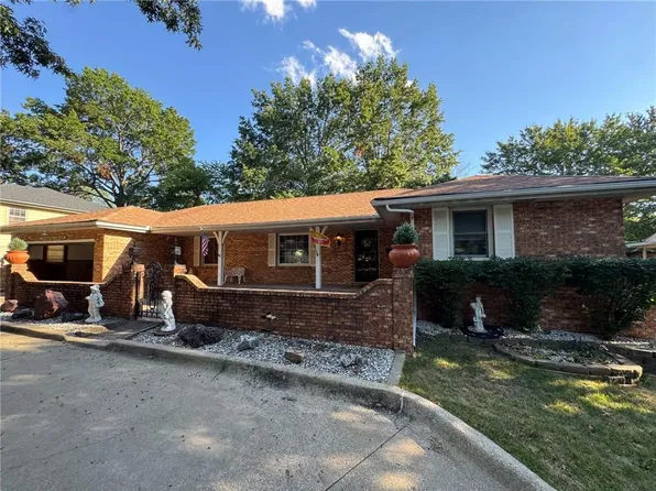 521 NW 64th St, Kansas City, MO 64118