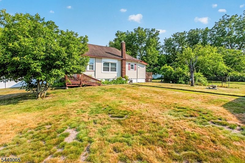 1st image of 6 Crestwood Ct