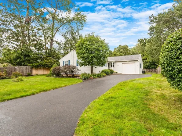 204 Iroquois Ln, Liverpool, NY 13088