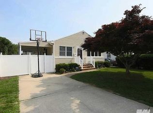 29 Norwich St, Huntington Station, NY 11746