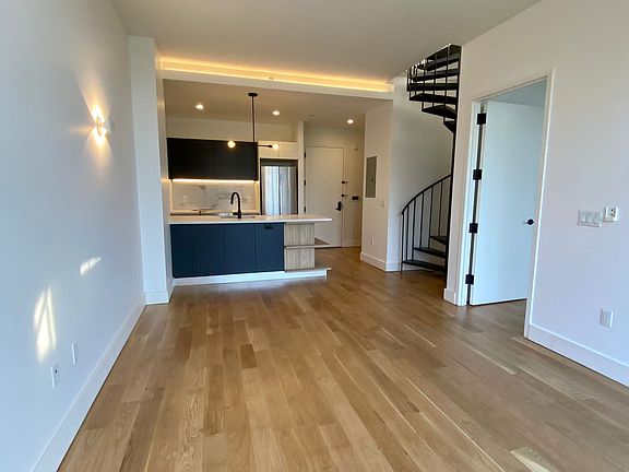 3rd image of 25 Bruckner Blvd APT 6L