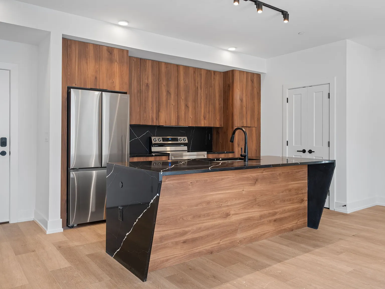 2 bed, 1150 sqft, $2,350 — Photo 2