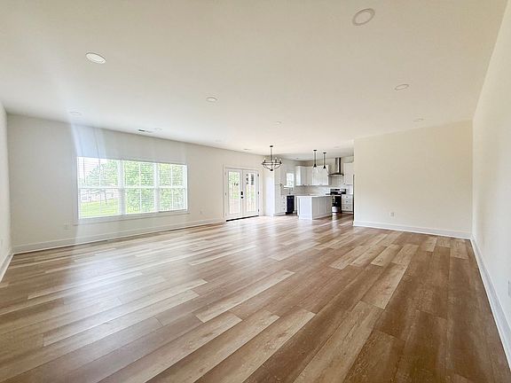 5th image of 1403 Westbrook Cir