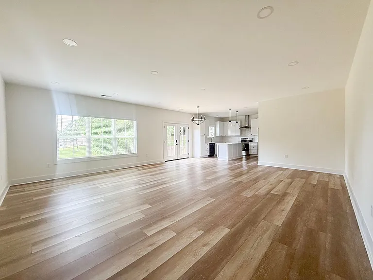 1403 Westbrook Cir — Photo 5