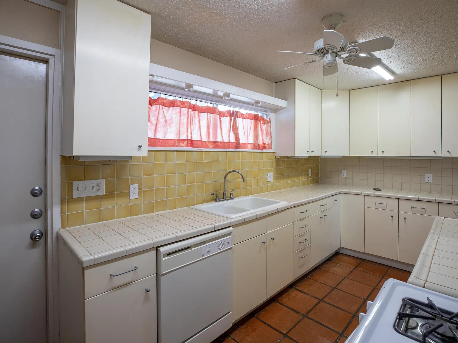 416 Ira Ave — Photo 3
