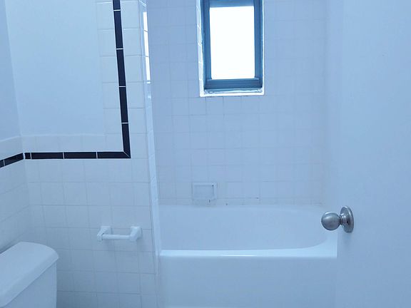 5th image of 501 E 78th St APT 5C