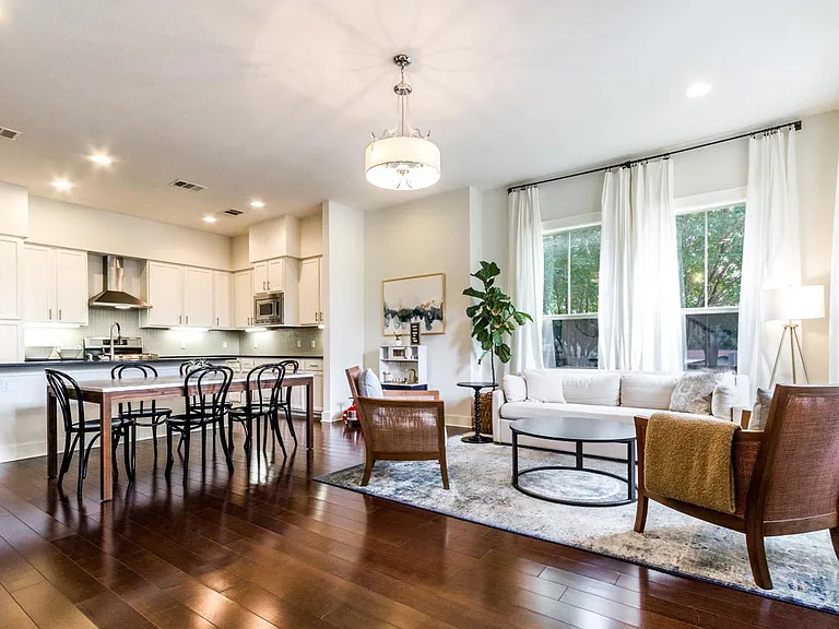 2520 Bluebonnet Ln #8 — Photo 4