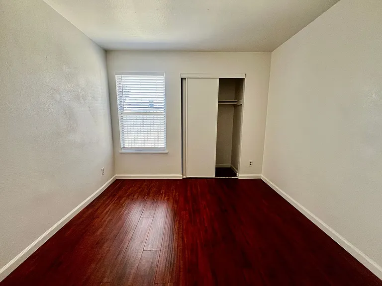 975 Owsley Ave — Photo 10