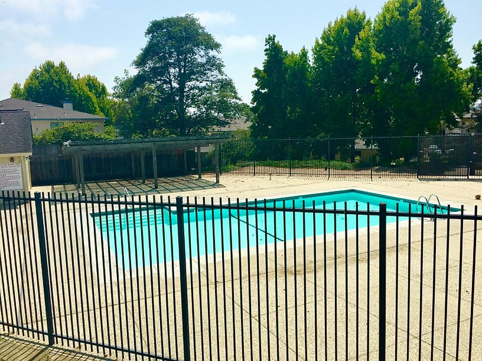 1st image of 209 Silver Leaf Dr APT C