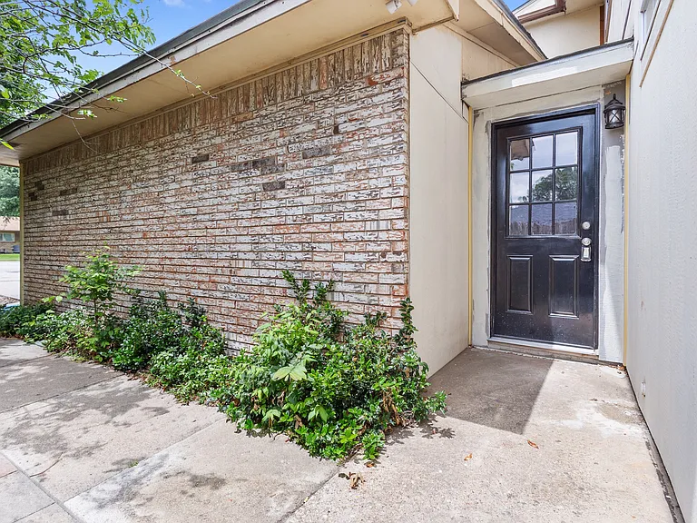 2802 Spring Valley Dr — Photo 2