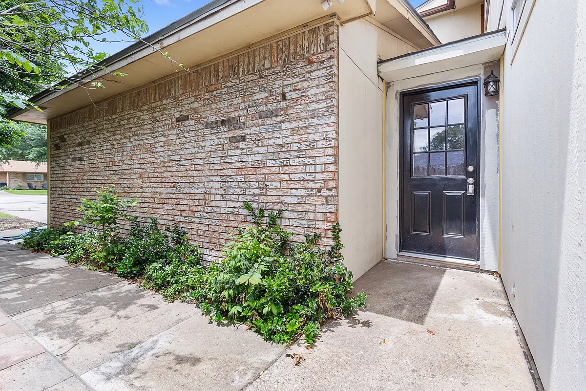 Building Photo - 2802 Spring Valley Dr