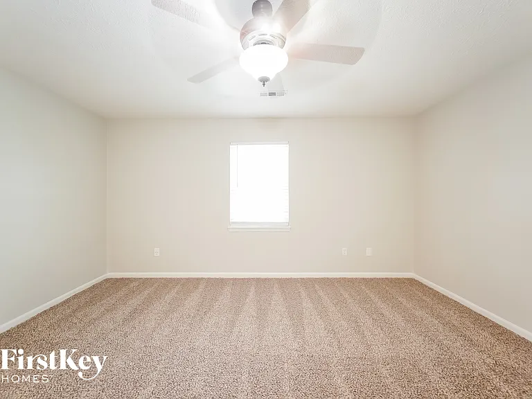 825 Country Ln — Photo 6
