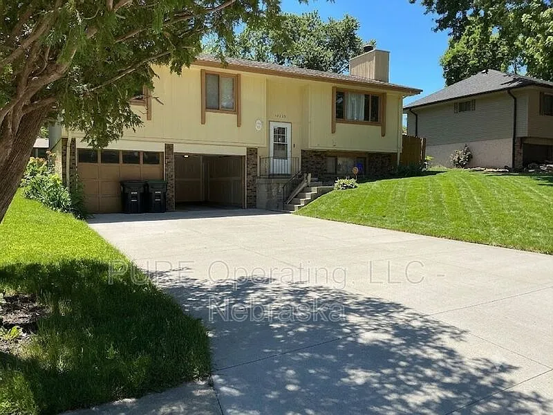 3 bed, 3.0 bath, 1432 sqft, $2,185 — Photo 2