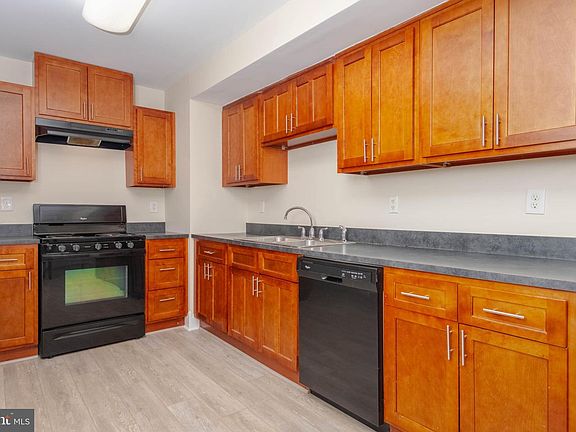5th image of 1121 Ward St