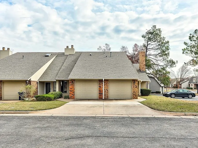 2902 Village Cir — Photo 32