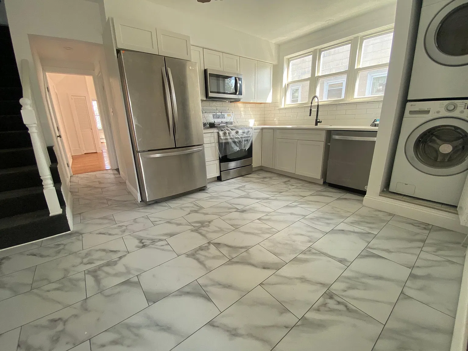 7 bed, 2000 sqft, $5,700 — Photo 2