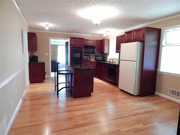 2nd image of 920 Lake Ct SE