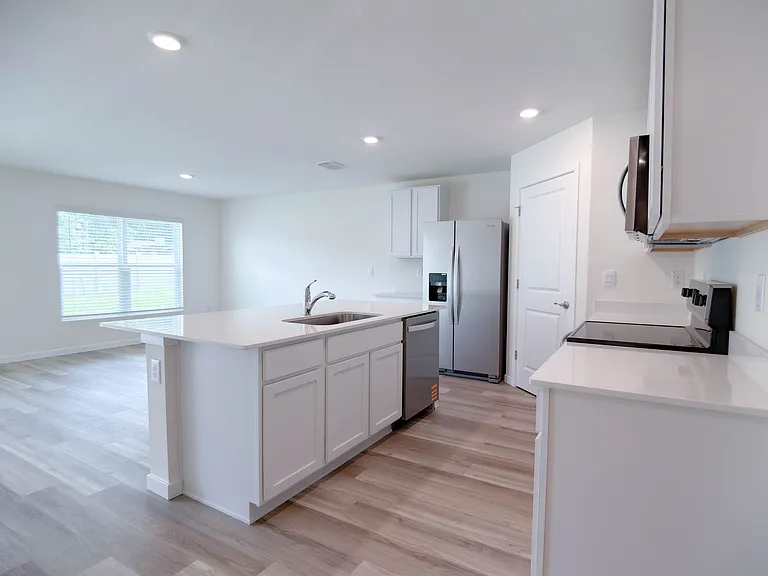 2122 NE 28th Pl — Photo 2