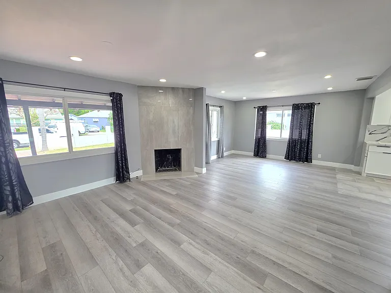 7523 Darby Ave — Photo 5