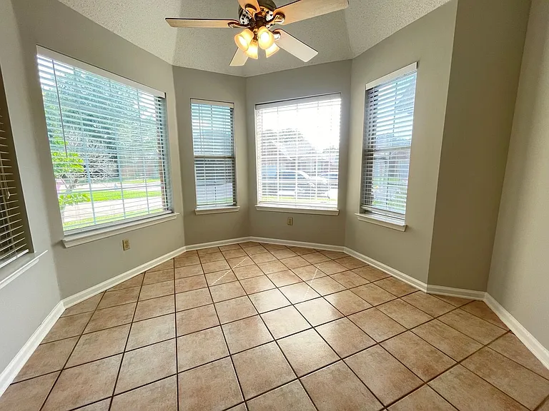 5884 Alexandria Ln — Photo 4