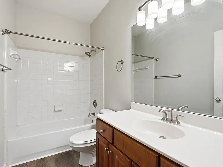 614 E 9th St — Photo 55