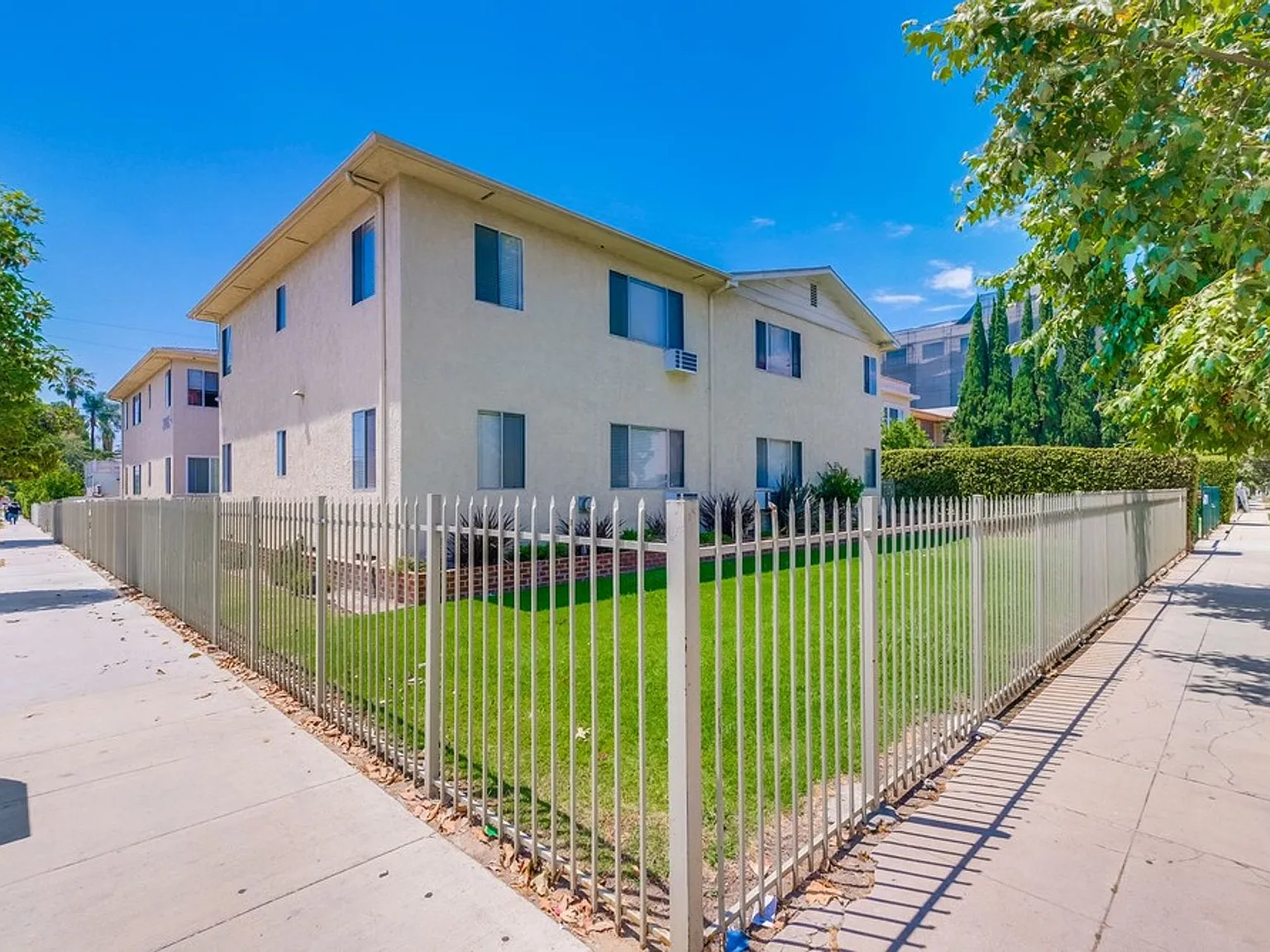 Classic Courtyard Building on Venice Blvd Secure, Convenient, Pet-Friendly — Photo 2